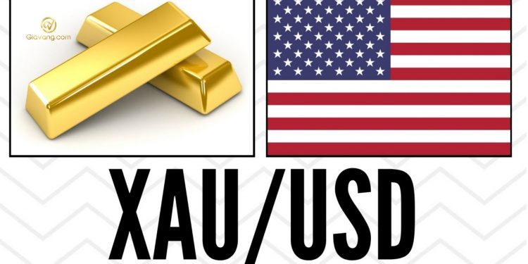 Vàng giảm nhẹ, đô la vững chắc khi Fed thắt chặt các chính sách