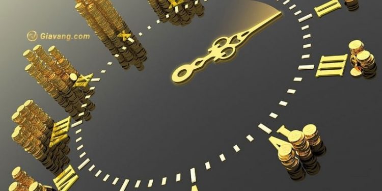 Vàng giảm xuống khỏi đỉnh 2 tháng khi đồng đô la tăng