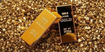 Phân tích giá vàng ngày 22/8: XAU/USD vẫn trên đà giảm nhưng có sự phục hồi Trong phiên giao dịch châu Á hôm qua, vàng được điều chỉnh cao hơn ở mức 1.760 USD nhưng vẫn bị áp lực. Trọng tâm của thị trường tuần này là đồng Đô-la MỸ, tỷ giá và những gì sẽ xảy ra trong hội nghị chuyên đề Jackson Hole. Các nhà phân tích tại TD Securities cho rằng, những phát biểu của chủ tịch Fed sẽ là kim chỉ nam đẩy lùi sự nới lỏng đáng chú ý trong điều kiện ​​các thị trường cắt giảm lãi suất ngay sau chu kỳ tăng lãi suất. Điều này, có vẻ không không phù hợp với quy định lạm phát của Fed. Các nhà phân tích cho biết thêm: ''Khi kỳ vọng của thị trường về việc cắt giảm lãi suất giảm dần, sự thèm ăn đầu cơ vào kim loại quý sẽ cạn kiệt hơn nữa.'' Trong một cuộc phỏng vấn với CNN, Chủ tịch Ngân hàng Dự trữ Liên bang San Francisco, ông Mary Daly cho biết, còn quá sớm để tuyên bố chiến thắng về lạm phát. Đồng thời, việc nâng mức tăng lên 50 điểm hoặc 75 điểm cơ bản sẽ là phù hợp để giảm lạm phát. Phát biểu của ông Daly ngay lập tức đẩy đồng Đô-la Mỹ lên cao hơn 0,12% trong ngày, ở mức 106,78. Lợi suất trái phiếu chính phủ kỳ hạn 2 năm tăng từ 3,23% lên 3,24% và chạm mức 3,29%. Lợi suất trái phiếu chính phủ kỳ hạn 10 năm tăng từ 2,90% lên 2,97%. Lãi suất trái phiếu tăng sẽ là áp lực nặng nề đối với vàng. Vì điều này sẽ làm tăng chi phí cơ hội của việc nắm giữ những tài sản không sinh lợi như vàng. Thị trường đã đặt 55% kỳ vọng rằng Fed sẽ tăng lãi suất thêm 50 điểm vào tháng 9 và 45% kỳ vọng là tăng 75 điểm. Theo tính toán của Reuters và dữ liệu của Ủy ban Giao dịch Hàng hóa Tương lai Mỹ công bố vào thứ Sáu, định vị dài hạn của các nhà đầu cơ đối với đồng Đô-la Mỹ tiếp tục tăng trong ngắn hạn. Trong khi đó, các nhà phân tích tại TD Securities cho biết giá có thể sẽ chậm lại mạnh trong tháng 7 và thậm chí còn chậm hơn tốc độ của CPI cốt lõi (0,1% so với 0,3%). Phân tích kỹ thuật Từ biểu đồ giá vàng, ta thấy rằng, giá đã tạo thành mô hình Double Top với mức hỗ trợ 1.754 USD. Theo đó, giá sẽ quay lại để test đường Neckline vào những ngày cuối tuần. Vàng đã hình thành đỉnh thứ nhất trong xu hướng tăng trong khi mức kháng cự trong 1.760 USD. Bên cạnh đó, Fibonacci biểu hiện 38,2% cho thấy đà giảm vàng tiếp tục và giá có thể được hỗ trợ trong ngắn hạn xung quanh mức này. Tuy nhiên, nếu mô hình hai đỉnh không tìm thấy được sự hỗ trợ nào trong ngắn hạn và giá vàng tiếp tục giảm, mức giảm mà XAU/USD hướng đến có thể là mức 1,720 USD.