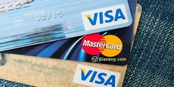 Thẻ Visa là gì? Sử dụng thẻ Visa có mất phí hàng tháng không?