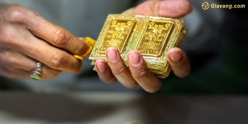 Giá vàng trong nước hôm nay giảm trượt ngưỡng 67 triệu đồng/ lượng