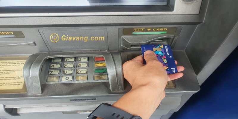 Bị nuốt thẻ ATM phải làm sao? 