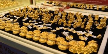 Giá vàng trong nước hôm nay 15/8/2023: Vàng SJC bật tăng, vàng thế giới tiếp tục giảm 10 Giá vàng trong nước tiếp đà tăng mạnh và chinh phục lại mốc 72 triệu đồng/lượng.