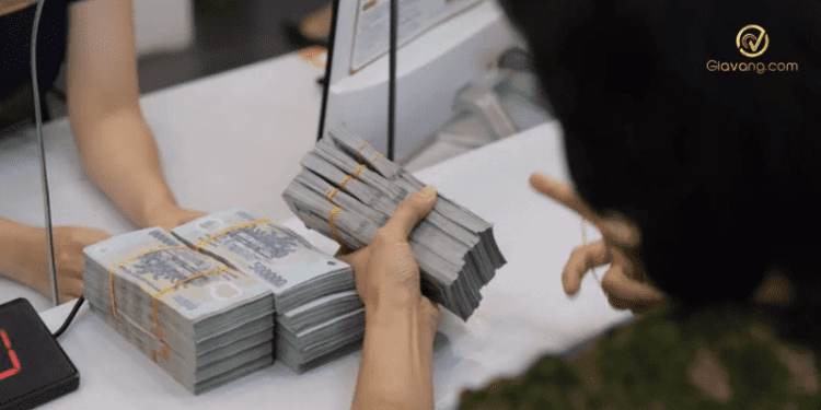 Nên gửi tiết kiệm ở ngân hàng hay bưu điện? Ở đâu lãi cao hơn?