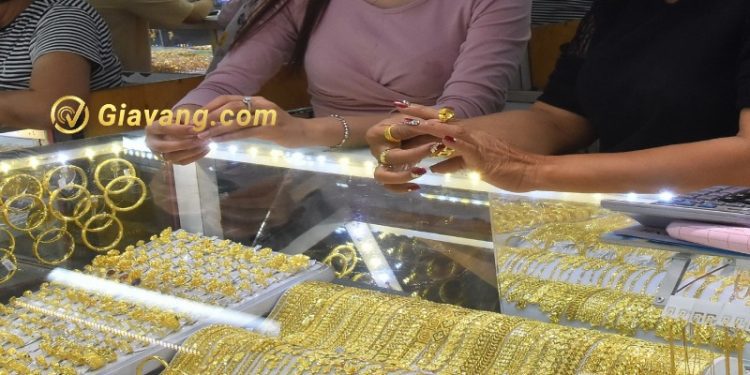 Giá vàng trong nước hôm nay 29/2/2024: Vàng nhẫn neo cao, vàng miếng bật tăng