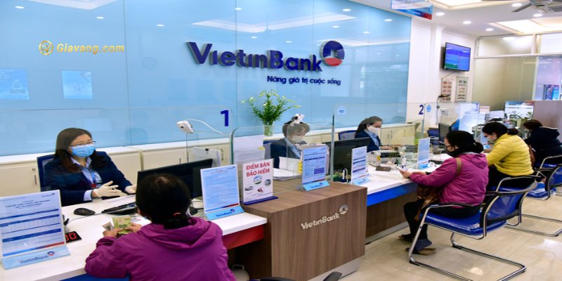 Xem số thẻ ATM Vietinbank trực tiếp quầy giao dịch