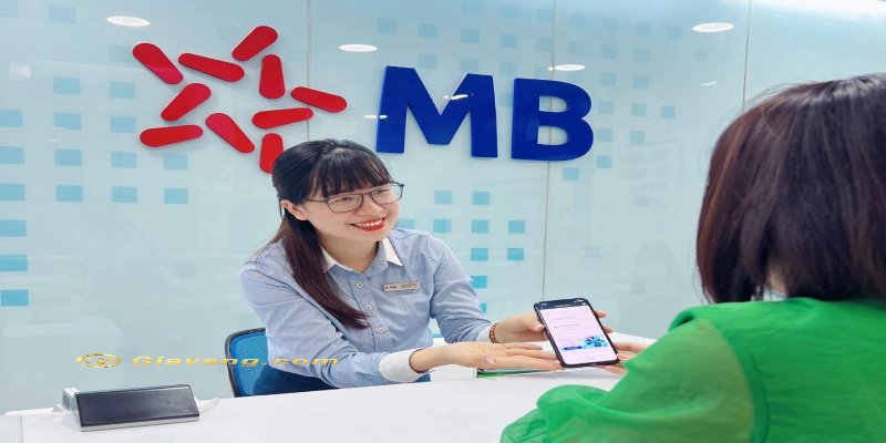 Kiểm tra hạn mức thẻ tín dụng MB Bank tại quầy giao dịch