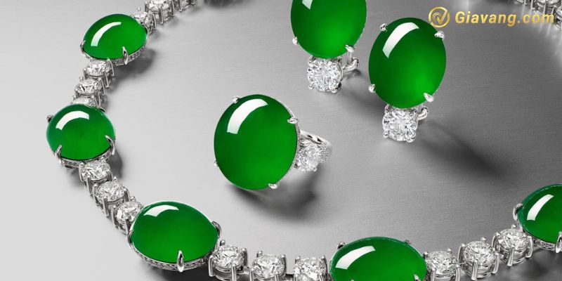 Viên đá đẹp nhất thế giới Imperial Jadeite 3 triệu USD/Carat