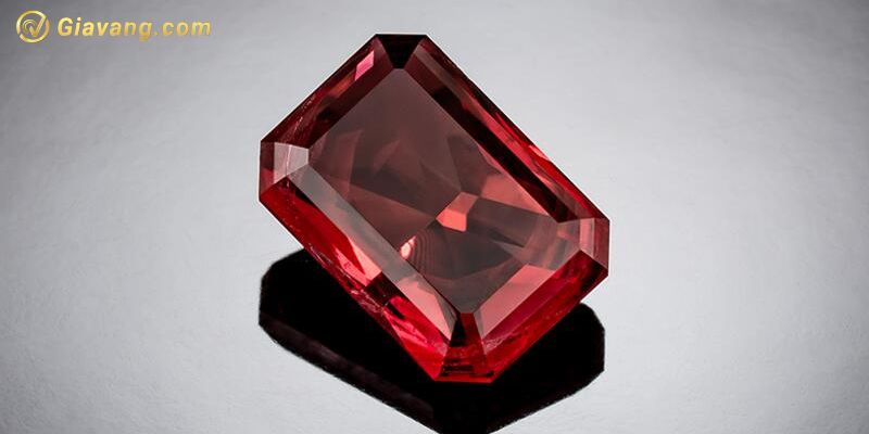 Red Beryl 10,000 USD/Carat