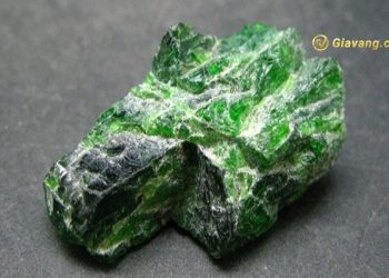 Đá Diopside là gì? Diopside hợp mệnh gì? Vòng đá Diopside giá bao nhiêu?