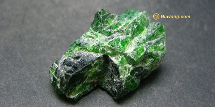 Đá Diopside là gì? Diopside hợp mệnh gì? Vòng đá Diopside giá bao nhiêu?