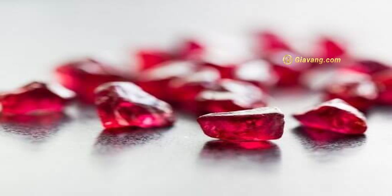 Đá Ruby bị xước bởi nhiều nguyên nhân