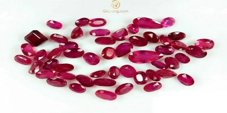 Đá Ruby nhân tạo là gì? Có nên đeo trang sức đính đá Ruby nhân tạo hay không?