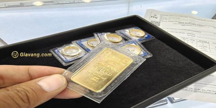 Giá vàng trong nước hôm nay 18/7/2024: Vàng nhẫn cao hơn vàng miếng gần 1 triệu đồng/lượng 1 Giá vàng trong nước hôm nay 18/7/2024: Vàng nhẫn cao hơn vàng miếng gần 1 triệu đồng/lượng