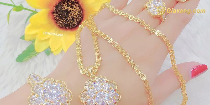 Có nên mua sắm trang sức vàng 18k hay không?