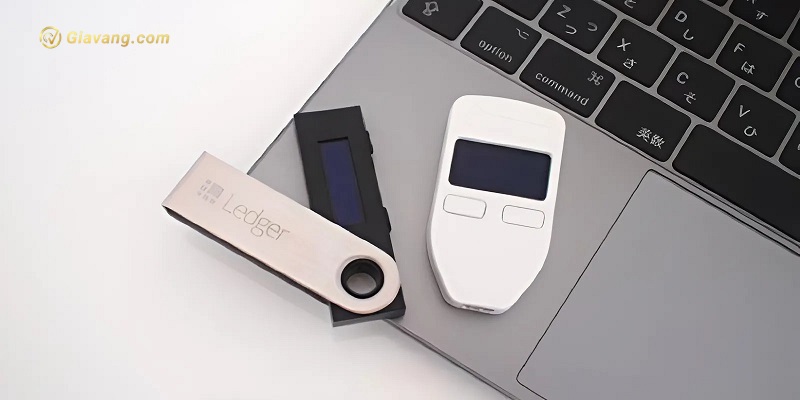 So sanh chi tiet giua vi Ledger va Trezor